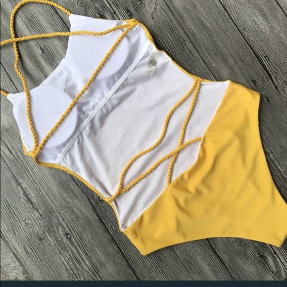 ***SOLD*** one piece swimsuit monokini - Picture 3 of 4